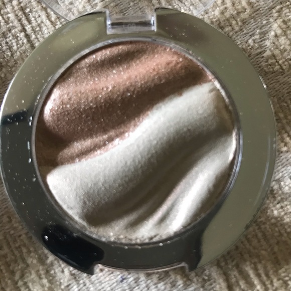 BUY 2 LISTINGS GET THIS FREE Essence Eyeshadow Set - Picture 4 of 4